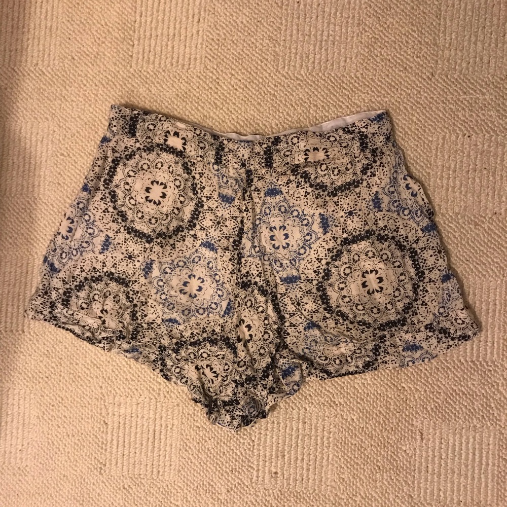Patterned Flowy shorts - Picture 2 of 2